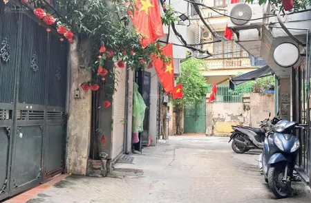 Bán đất tặng nhà 2 tầng tại hoa bằng, nguyễn khang. ngõ thông, gần phố, oto vào nhà. đất 2 thoáng.
