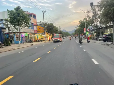 100m. 2 măt tiền đg mai đăng chơn. vitri gân các trường đai hoc. tiên ich đây đủ. giá rẻ nhât khu