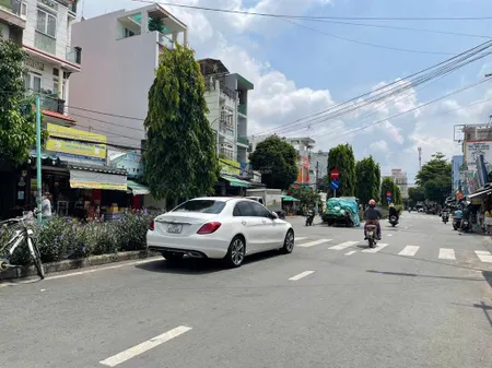 Bán nhà c4 mặt tiền kinh doanh đại lộ 2 phước bình. ngay đỗ xuân hợp đi vào 150 mét giá cực tốt