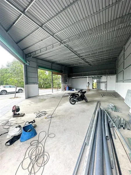 Bán kho nhà xưởng góc 2 mặt tiền 10x20 gần đường 823b đang cho thuê hđ 15tr/tháng giá chỉ 4,25 tỷ