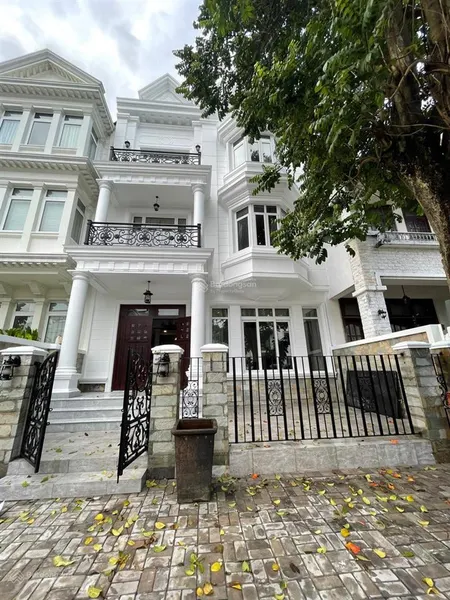 Bán biệt thự đường lớn khu nam phú mỹ hưng, diện tích 144m2, có hầm, sổ hồng chỉnh chủ