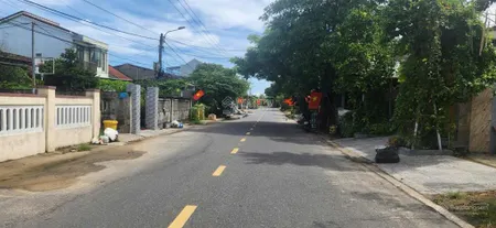 Mặt tiền đường dx 39 cách nguyễn tất thành 500m. dt đất 237m2