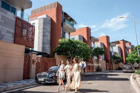 Bán biệt thự ( bt6362m2 ) biệt thự 3,5 tầng full hồ bơi có thang máy dòng tiền 100 triệu/tháng