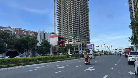 Bán đất mặt tiền phạm văn đồng. cách biển 100m. dt 340m2. đang cho thuê 130 triệu/tháng. rất đẹp