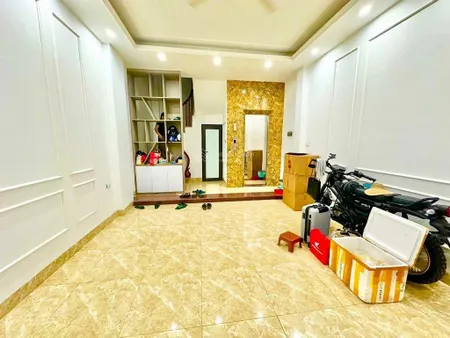 Bán gấp nhà trương định bạch mai 8,4 tỷ, dt 45x5 tầng, thang máy, gần phố ô tô, ko quy hoạch
