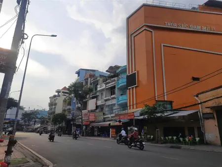 Bán tòa nhà mt đường chợ lớn q.6, giá 27 tỷ, 6 tầng + thang máy cn 131m2 dts 636m2