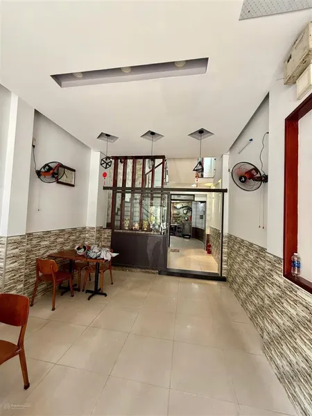 Nhà phạm văn nghị. mặt tiền .mở mắt là có tiền. 60m. 4 tầng. kẹp kiệt thoáng. sát chợ tân lập.