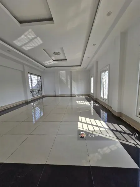 Nhà đẹp long biên dt 56m² mt 7m ô tô đỗ cổng tiện ích đủ đầy sổ đỏ chính chủ 8.6 tỷ