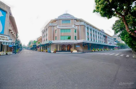 Cần bán nhà mặt phố hàng gà, hoàn kiếm. dt sổ đỏ 106m2 x 6t, mt 4,5m. vị trí nhà đoạn đẹp nhất phố