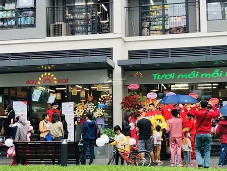 Bán căn shop ngay cửa sảnh tòa nhà mặt hồ đường vào dự án và tòa văn phòng technoparrk sổ lâu dài