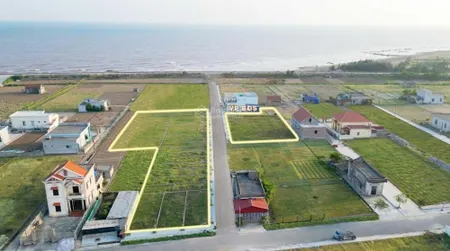 Gia đình cần tiền bán rẻ lô đất 120m2 mặt đường 21m2 sát bãi tắm quảng trường biển
