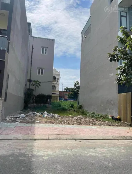 Chủ ngộp bank bán đất nằm ngay chợ, tt cần đước, long an. dt 120m2/550tr. sổ hồng riêng. 0353 954 ***