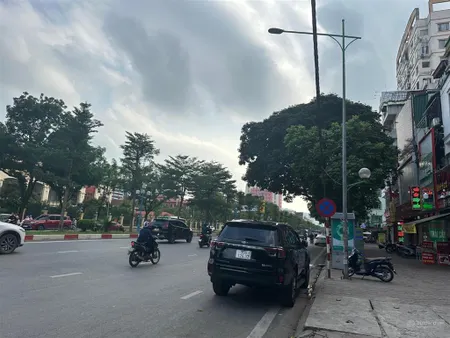 Mặt đường hoàng quốc việt cầu giấy. ví trí vàng, 4 tỷ/ năm. 117m 6 tầng mt 11.3m 77 tỷ