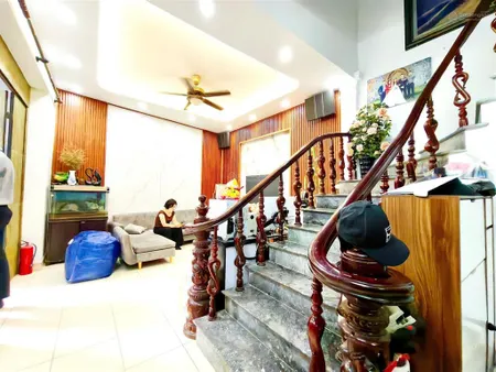 Bán nhà chính chủ ngõ 197 hoàng mai. 56m2x3 tầng mt 9,5m giá 9,9tỷ. 10m ô tô, qh ổn định, ở ngay