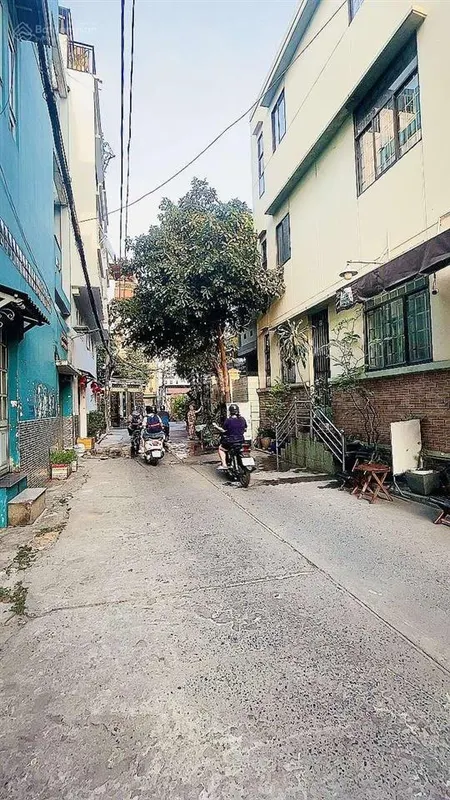 Nhà riêng hẻm 3 m sát mặt tiền đường tân quý tân phú 2 tầng, 82 m², chỉ 6 tỷ .