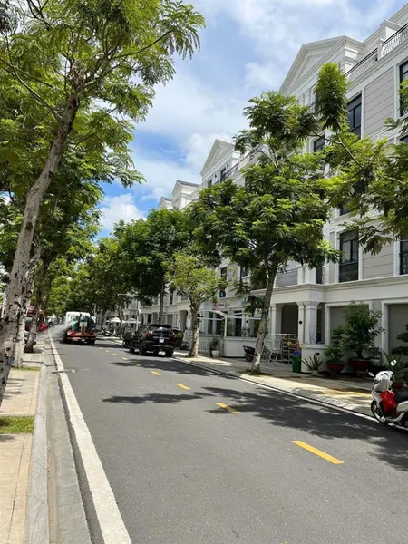 Bán nhà phố 5 lầu vinhomes quận 9 diện tích đất 200m², sau lưng nhà là hồ bơi giá 29tỷ