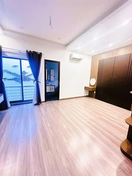 Tôi cần tiền bán nhà nguyễn thái họcp1bình thạnh, gần chợ bà chiểu. 3tỷ660/84m2 cho thuê 24tr/th