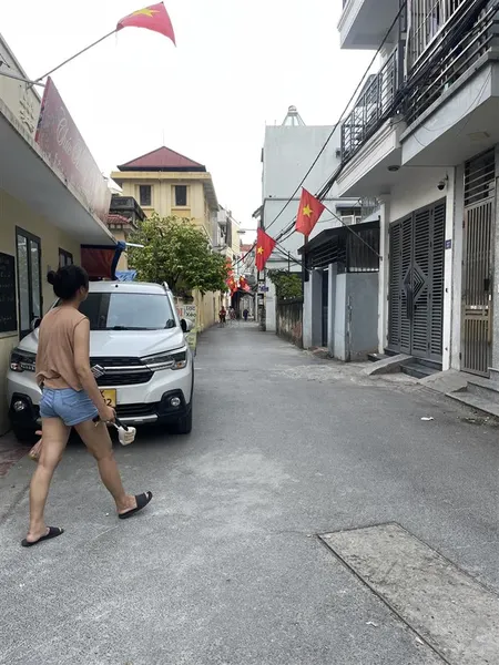 Cần bán nhà 5 tầng cách ô tô 10m, ngõ thông, gần phố ,có bãi đỗ xe nhà văn hoá ngay đó