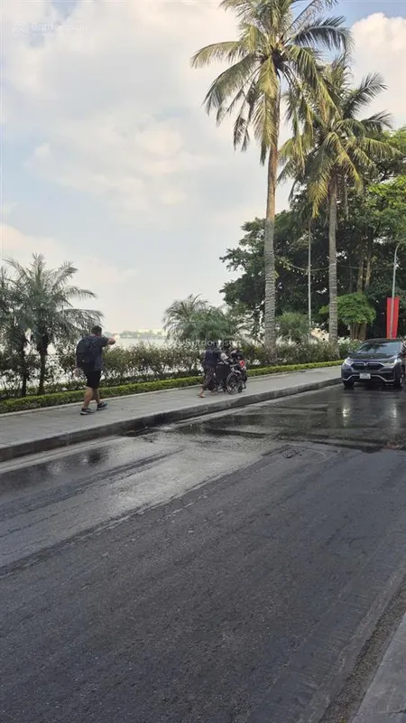 Nhà phố trích sài, lô góc, view hồ tây, tây hồ, 1 nhà ra mặt phố. gara, vỉa hè, d/t 96m2, thuê ở