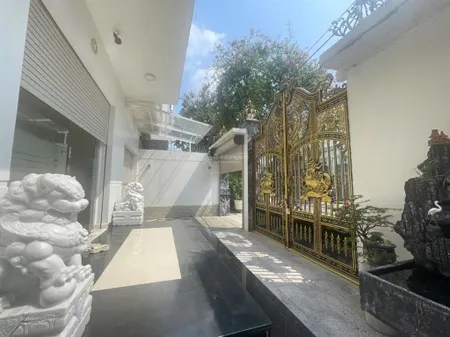 Biệt thự khu vip tên lữa gần siêu thị dt 200m2 có hầm + 3 tấm giá 26 tỷ tl