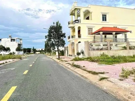 Bán lô 2 mt đường d4 cách aeon tân an 100m. đối diện công viên