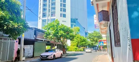 Mặt đường phạm ngọc thạch, cách biển 280m