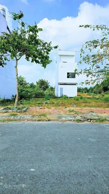 Em còn vài nền ngay thị trấn ba tri , khách hàng mua nhanh em để giá tốt 620tr , 100m2 , sổ riêng.