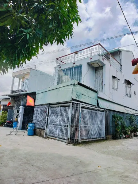 Bán nhà lầu trệt tum, sân xe hơi, sau bến xe Tân Đông Hiệp HCM, và 2 kiot, DT 5x26m. Giá 1 tỷ 95