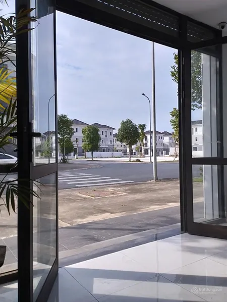 Duy nhất 1 căn shophouse mặt trước đường 26m, mặt sau công viên, đã hoàn thiện, l.h chính chủ