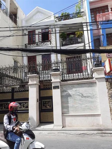 Cần bán gấp mặt tiền nguyễn trọng tuyển, p. 1, tân bình, 10x30m, trệt 2 lầu, chỉ 70 tỷ