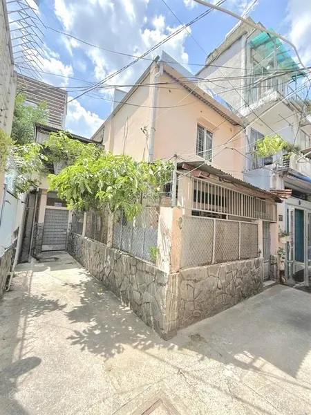 Bán nhà 2 mt nở hậu tài lộc đ. xóm chiếu, ra tôn đản,tôn thất thuyết đến bến vân đồn.