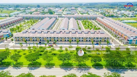 Bán gấp shophouse mặt tiền đường dân chủ 3tầng/100m2 giá 3tỷ710 vị trí đẹp sổ hồng sẵn