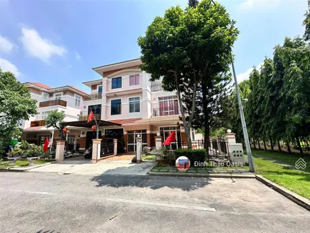 Chủ định cư nước ngoài cần bán biệt thự ngang 10m kế hồ bơi oasis 1, gần siêu thị aeon mall bd