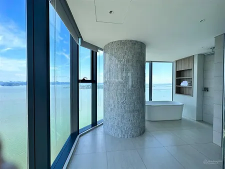 Giá quá hời bán gấp 2 phòng ngủ góc a02 tầng cao toà view biển a đã sẵn sổ lâu dài sát bãi tắm