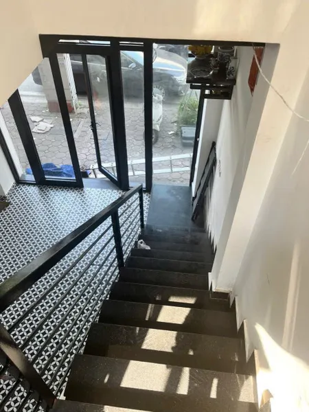 Không thể bỏ qua Mặt Phố Nguyễn Văn Huyên 5 tầng x 30m2, KD Spa tốt, 20 Triệu