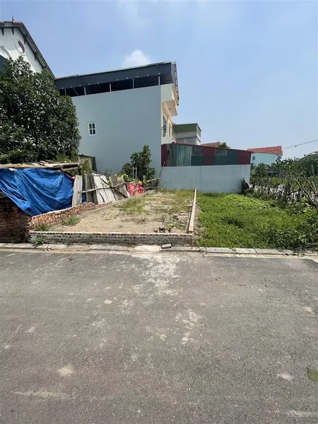 Đất đẹp đường cái rộng dân cư đông đúc.an ninh tốt.trường học.chợ.giao thông thuận tiện