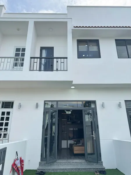 BÁN NHÀ PHỐ LIỀN KỀ PHƯỚC ĐÔNG NEW CITY - GIÁ BÁN 2TỶ2 - DT 100m² - FULL SỔ & NỘI THẤT - MẶT TIỀN ĐƯỜNG 12M
