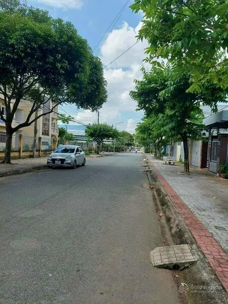 Nhà bán đất gấp 470tr sổ riêng. 149m full thổ, đường trần công tường quẹo vô. 0843 378 *** thanh