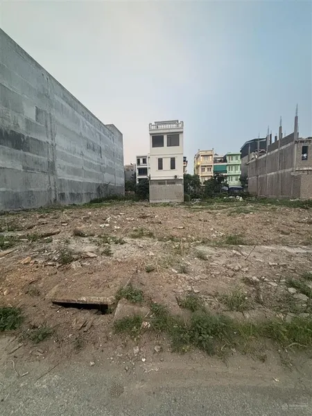 Bán lô đất tđc kiến thiết ngay cạnh chợ hoa quả. 97,7m2 ngang 5m đường pl 13m giá 49tr/m2 có tt