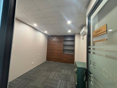 Cho thuê tầng 8 tòa văn phòng mặt phố dịch vọng, cầu giấy, vỉa hè rộng để xe oto thoải mái