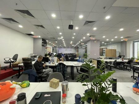 Chính chủ cho thuê Văn Phòng đầy đủ bàn ghế 130m2 giá thuê rẻ - view kính đẹp - LH ngay