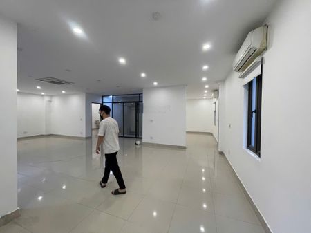 Cho thuê văn phòng tại Cầu Giấy, Phố Duy Tân dt 120m2 giá thuê cực rẻ chỉ 20tr/th, LH 0972524758