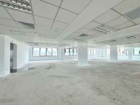 Cho thuê văn phòng nguyên sàn 600 m tại toà nhà lớn - bao điều hoà 0935999438