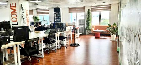 Cho thuê văn phòng Building Hoàng Quốc Việt 365m² (có cắt nhỏ). Giá 313.000đ/m²/th