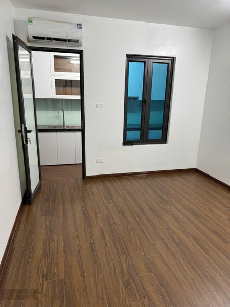 Cho thuê mặt bằng 63m2 tại Trần Quý Kiên chia làm 2 phòng thang máy và vs ở giữa. Phù hợp văn phòng