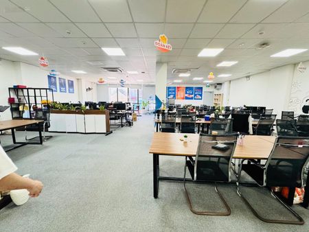 Cho thuê văn phòng phố Nguyễn Khang,dt 300m , thang máy, pccc, bảo vệ 24/24, vệ sinh sạch, hầm để x