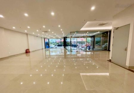 Cho thuê văn phòng dt 200m2 thông sàn, 1 hầm, hai thang máy, hai vệ sinh, lô góc 3 thoáng, nhà mới