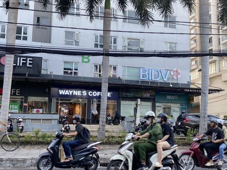 Văn phòng ban công cho 4 người, chỉ 3,6 triệu/tháng - có sẵn bàn ghế