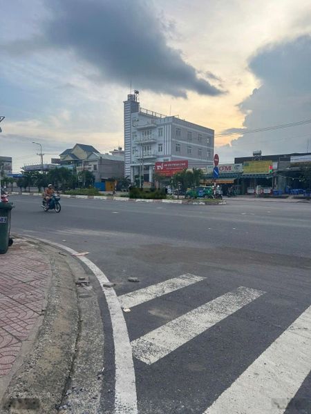 Chính chủ cho thuê văn phòng DT 80m2 tại Nhơn Trạch - mặt tiền lớn - giá tốt