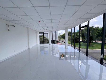 Cho thuê toà nhà góc 2 MT đối diện đại học Tôn Đức Thắng, 5 tầng có hầm + thang máy